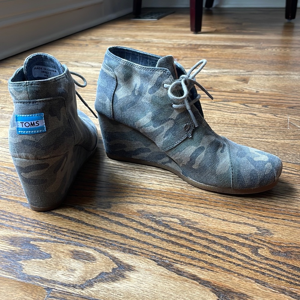 Toms camo wedge boots